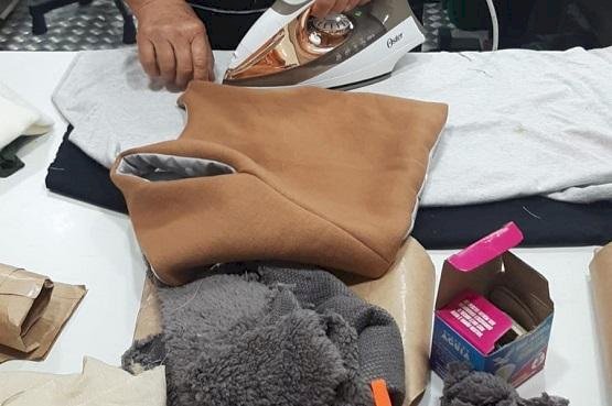 Parceiros do Programa Novos Caminhos produzem roupas para aquecer crianças em acolhimento