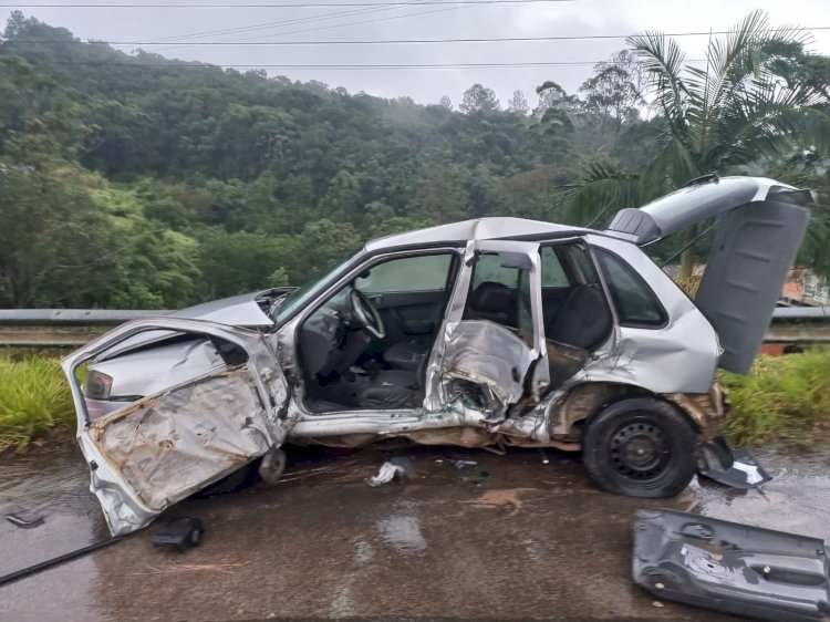 Jovem fica preso nas ferragens após colisão de veículos