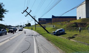 MULHER PERDE CONTROLE DO VEICULO E COLIDE EM POSTE