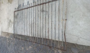 Polícia militar prende homem e adolescente furtando portão de ferro