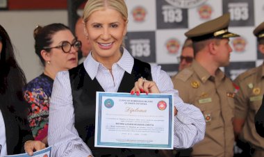 Reitora da Unesc é homenageada com Moeda Militar do 4° Batalhão do Corpo de Bombeiros