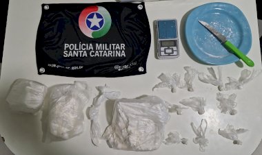 APÓS TENTAR FUGIR DA POLÍCIA HOMEM É PRESO COM MAIS DE MEIO KG DE COCAINA