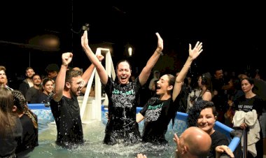 Abba Pai Church celebra a fé com Batismo de 520 pessoas