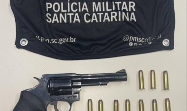Homem com mandado de prisão é preso com revolver e munição