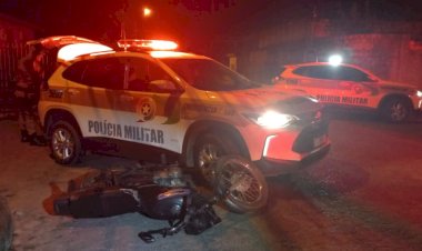 PM prende dupla suspeita de praticar roubos com moto furtada  após tentar fugir