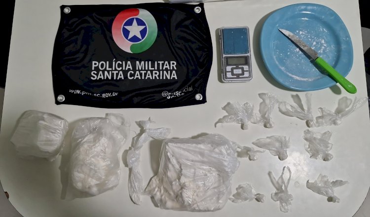 APÓS TENTAR FUGIR DA POLÍCIA HOMEM É PRESO COM MAIS DE MEIO KG DE COCAINA