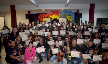 Abadeus celebra formatura de mais de 80 alunos na Escola de Artes