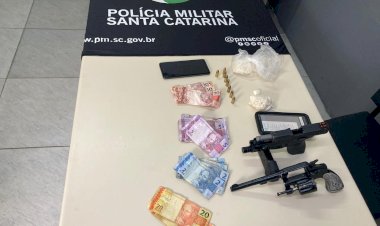 PM APREENDE ARMAS, DROGAS E DINHEIRO COM UMA MULHER DE 18 ANOS