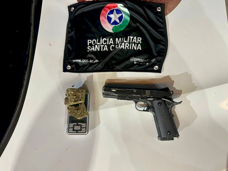 HOMEM É PRESO COM DROGA E SIMULACRO DE PISTOLA