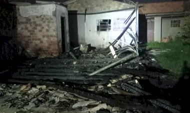 Casa pega fogo em Içara