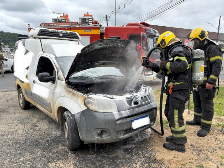 Veículo pega fogo no Bairro Próspera