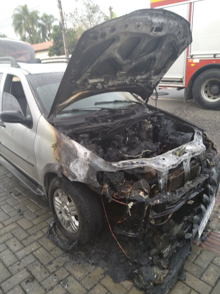 Veiculo a gás pega fogo em Criciúma