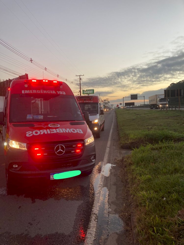 Motociclista de 35 anos morre na BR 101 após colidir com uma Van