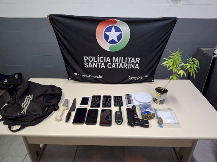 Traficante de 21 anos é flagrado com drogas, balança de precisão, celulares e rádio comunicador em Criciúma