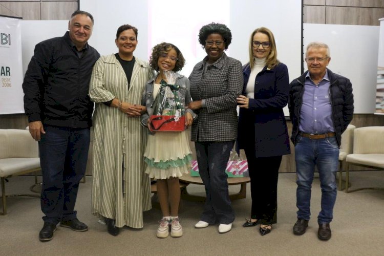Autora mais jovem a publicar livros na EdiUnesc, Maya Alves Silva lança obra “Coração”