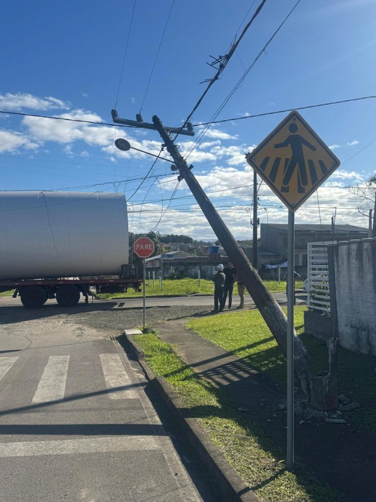 Carreta transportando caixa d’água causa acidente e deixa bairro sem energia