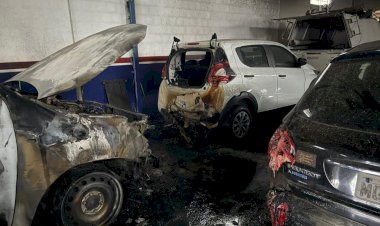 Incêndio destrói caminhonete e atinge outros veículos em oficina no Rio Maina