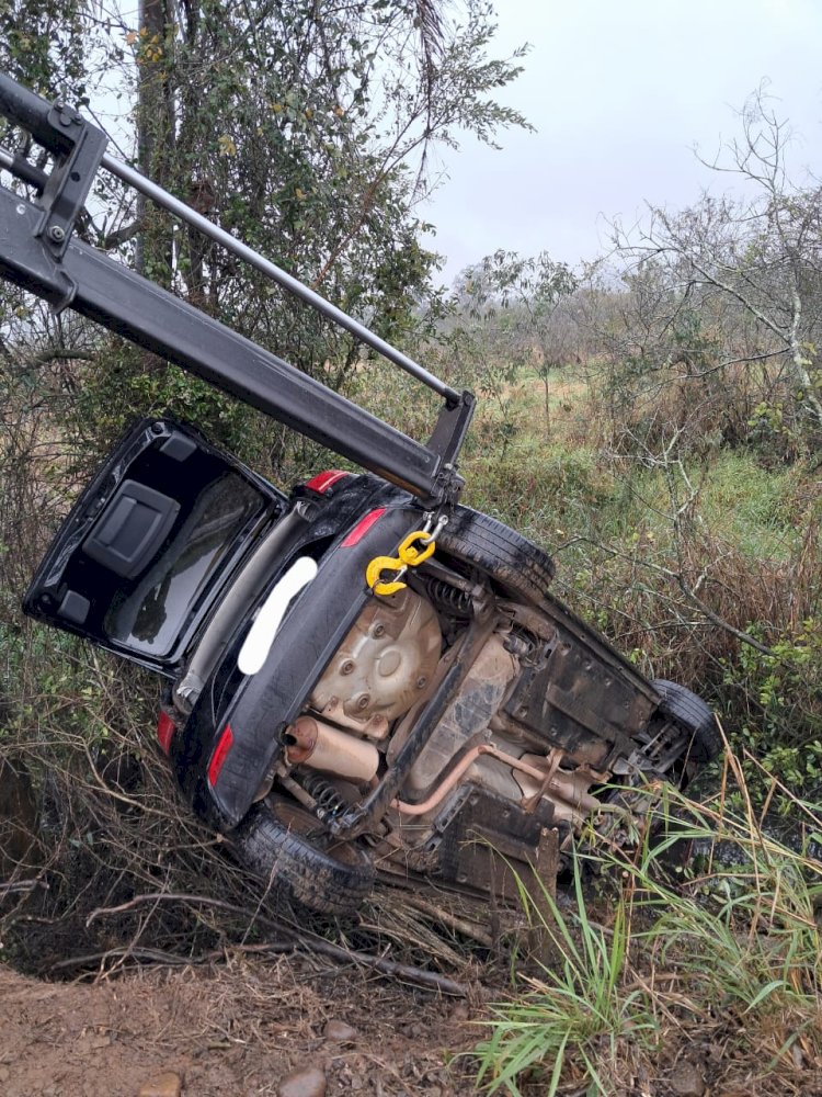 Mulher perde controle do veículo e capota em uma vala em Maracajá