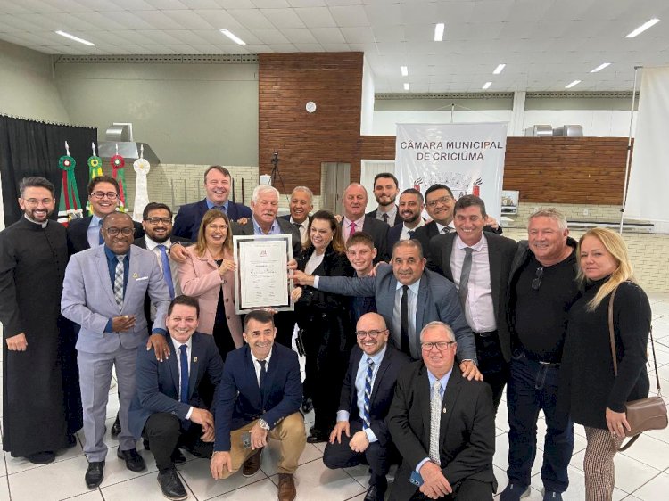 Aos 70 anos, Estevão Pierini recebe moção de aplausos da Câmara de Criciúma e celebra lançamento de livro