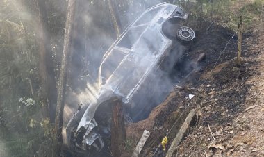 Veiculo pega fogo ao sair da Pista em Urussanga