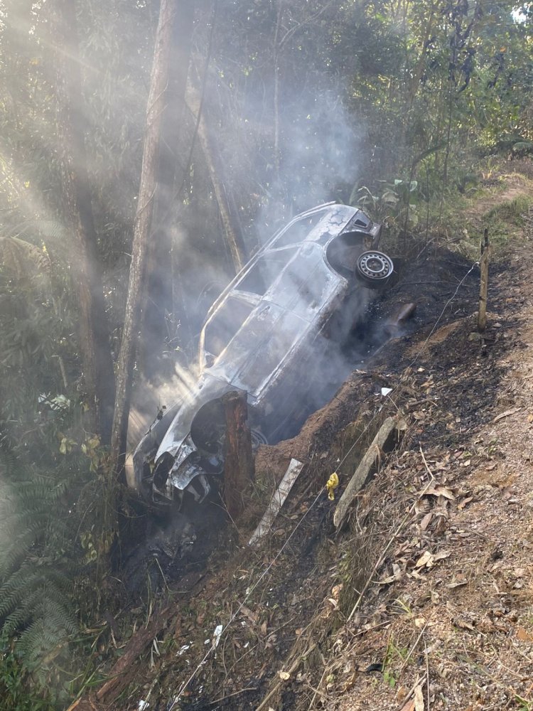 Veiculo pega fogo ao sair da Pista em Urussanga