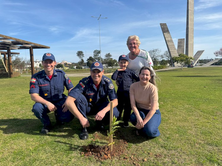 Bombeiros realizam plantio de mais de 140 mudas de árvores