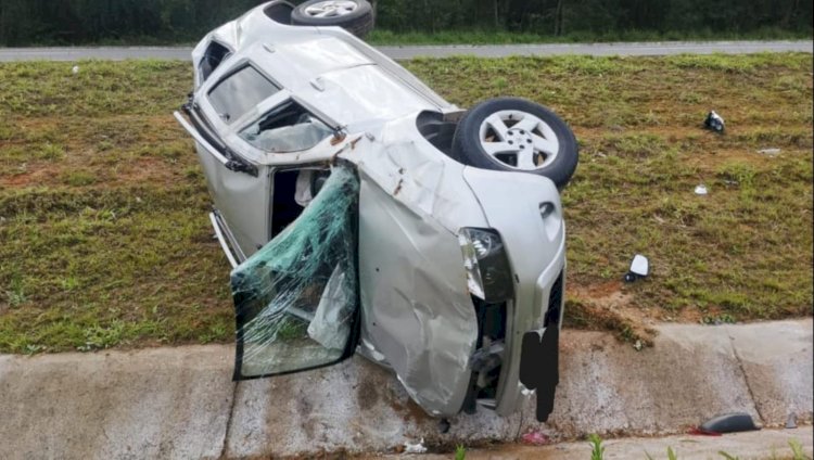 MULHER PERDE CONTROLE DE VEÍCULO E CAPOTA NA VIA RÁPIDA