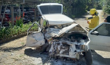 ACIDENTE ENTRE CAMIHÃO E VEÍCULO DEIXA MOTORISTA FERIDO EM IÇARA