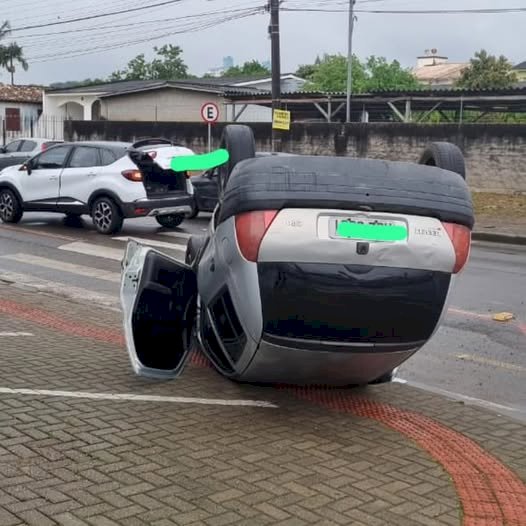 Mulher capota veículo em Criciúma após deixar Filho na creche