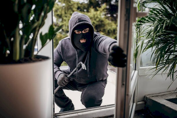 PEDREIRO É AMARRADO E TEM VEICULO E FERRAMENTAS ROUBADAS EM CRICIÚMA