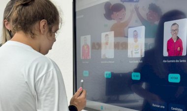 Tecnologia a serviço da inclusão: acadêmicos da Unesc criam urna eletrônica para eleição na Apae de Criciúma