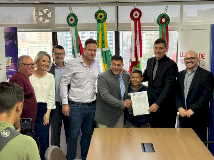 Líder comunitário Toninho da Figueira assume cadeira na Câmara de Criciúma