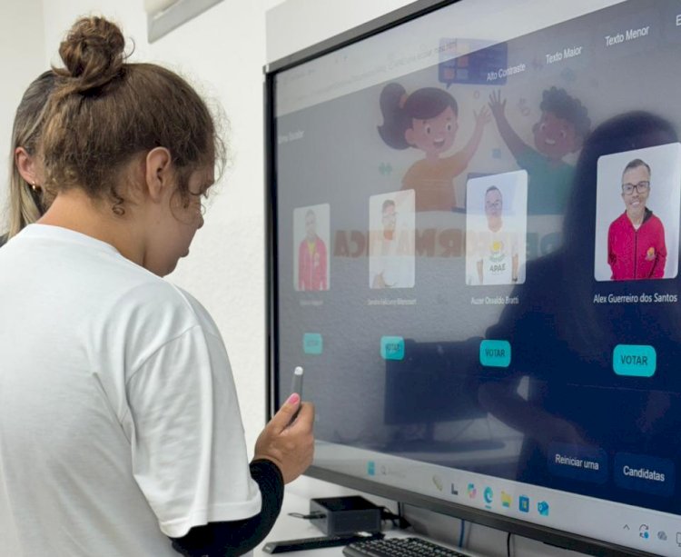 Tecnologia a serviço da inclusão: acadêmicos da Unesc criam urna eletrônica para eleição na Apae de Criciúma