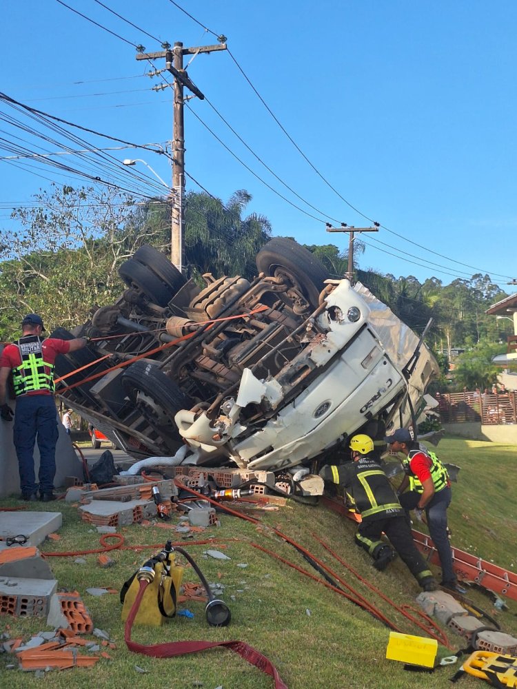 CAMINHÃO CARREGADO DE BANANA BATE EM MURO DE RESIDÊNCIA EM CRICIÚMA