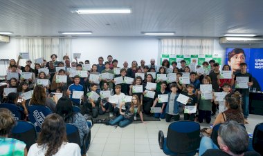 Sonhos que ganham vida: jovens e familiares emocionam durante formatura do projeto Novos Talentos