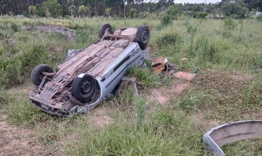 MULHER CAPOTA VEÍCULO COM UMA BEBÊ DE 10 MESES DENTRO DO VEÍCULO