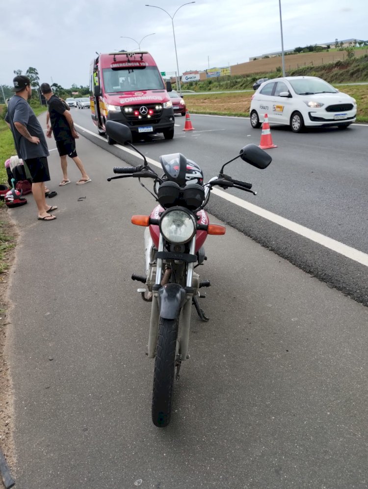PNEU DE MOTOCICLETA ESTOURA E MULHERES SOFREM ACIDENTES