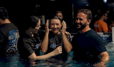 Primeiro batismo de 2026 mobiliza 420 pessoas na Abba Pai Church
