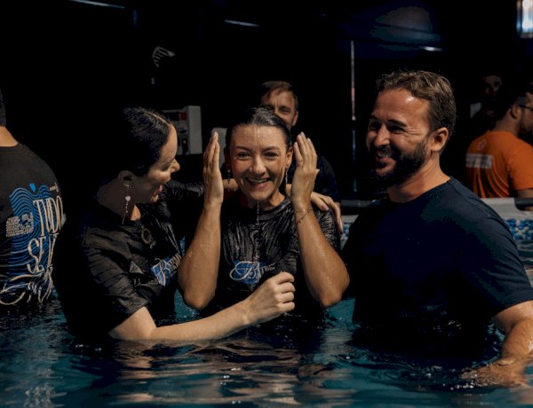 Primeiro batismo de 2026 mobiliza 420 pessoas na Abba Pai Church
