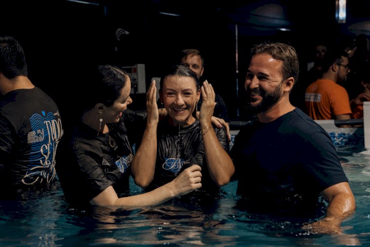 Primeiro batismo de 2026 mobiliza 420 pessoas na Abba Pai Church
