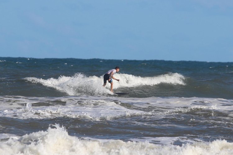 Surfista e engenheiro desenvolve prancha baseada em ciência durante mestrado na Unesc