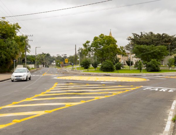 Nova rotatória no bairro Santa Augusta garante fluidez ao trânsito e segurança em área escolar