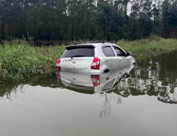 MOTORISTA TENTA PASSAR EM RUA ALAGADA E FICA PRESO DENTRO DE VEÍCULO EM CRICIÚMA