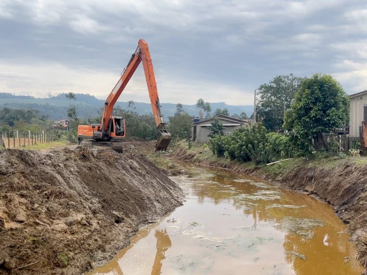 Prefeitura de Criciúma mantém trabalhos intensificados de limpeza de rios e bocas de lobo