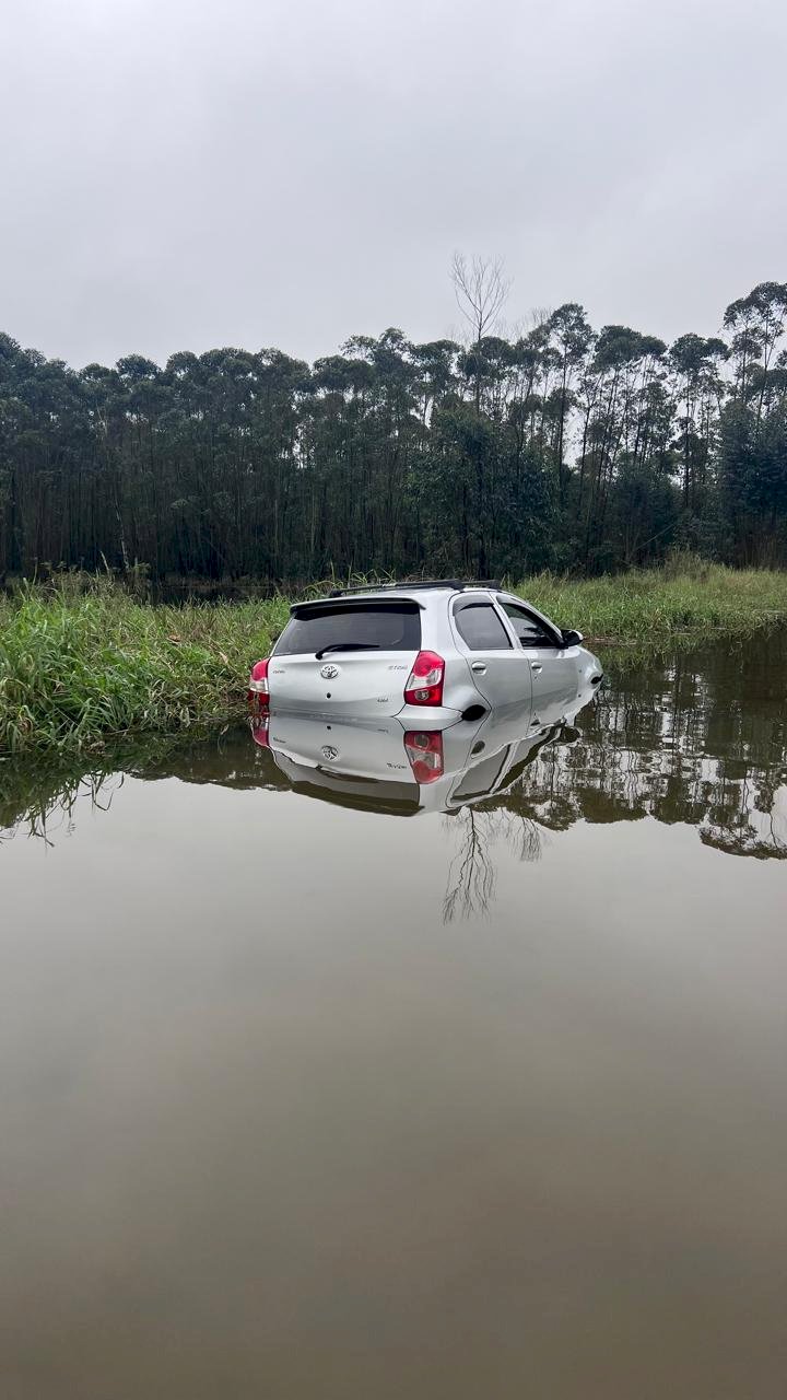 MOTORISTA TENTA PASSAR EM RUA ALAGADA E FICA PRESO DENTRO DE VEÍCULO EM CRICIÚMA