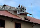 BOMBEIROS UTILIZAM ESCADA GIGANTE PARA SALVAR GATO NO TELHADO
