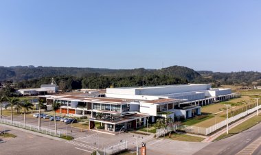 Profissionais 50+ ganham espaço no mercado de trabalho e indústria abre vagas exclusivas em SC