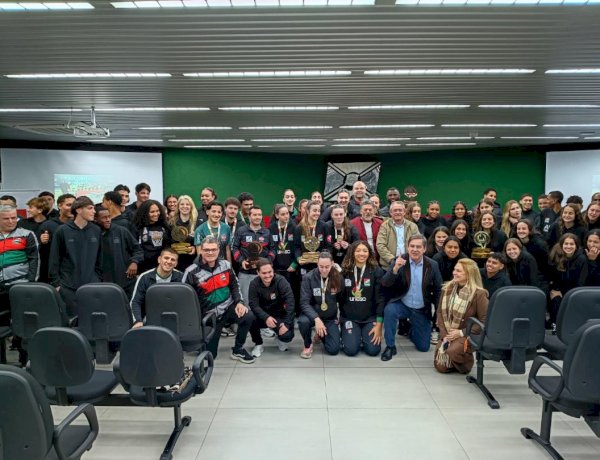 Delegação de Criciúma que disputou os Joguinhos Abertos é recebida pelo prefeito e vice no Paço Municipal