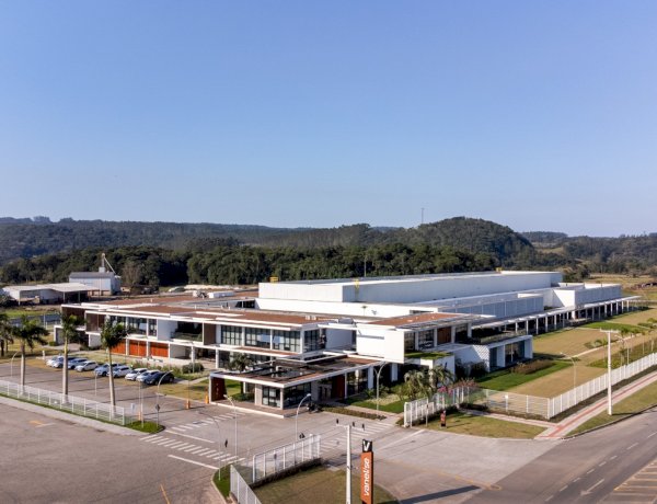 Profissionais 50+ ganham espaço no mercado de trabalho e indústria abre vagas exclusivas em SC