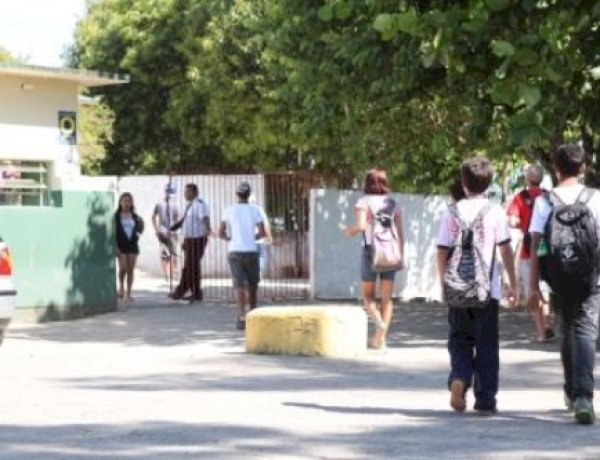 ALUNO É IMPEDIDO DE ENTRAR EM ESCOLA DE CRICIÚAM POR CAUSA DA TONALIDADE DA CALÇA